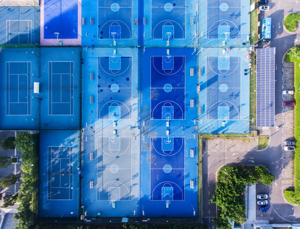 无人机俯瞰太阳能篮球架