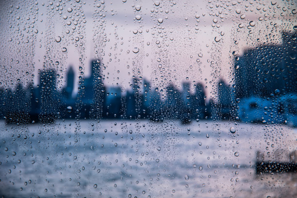 玻璃窗雨滴