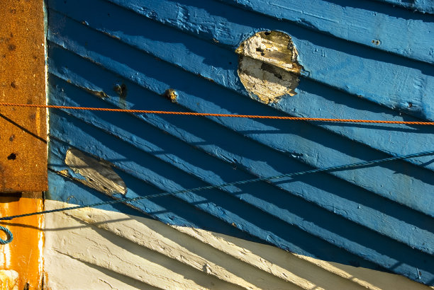 海上破旧的渔船