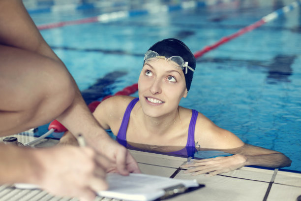 游泳教练和女运动员交谈着