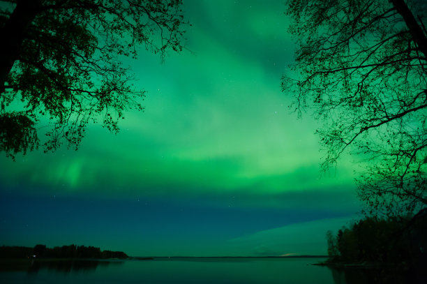 瑞典天空中的极光