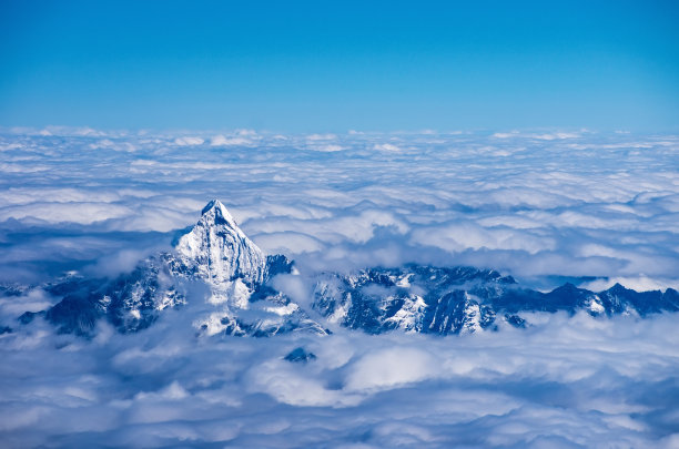 航拍素材珠峰山顶云雾缭绕的美景
