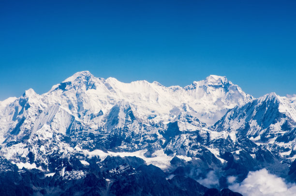 航拍素材珠峰山顶云雾缭绕的美景