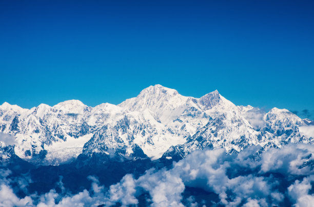 航拍素材珠峰山顶云雾缭绕的美景