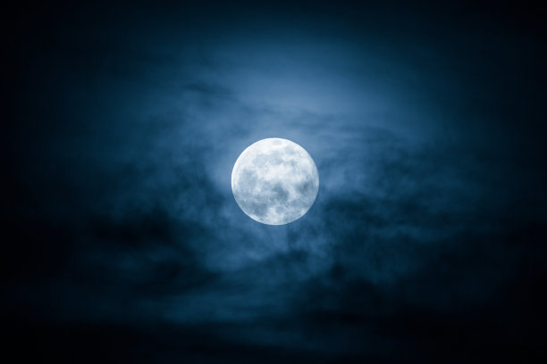 蓝天月亮