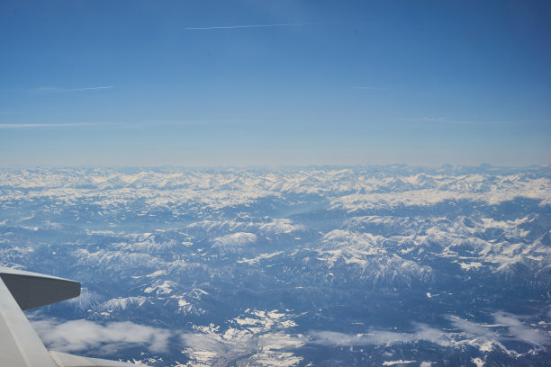 航班飞机蓝天白云雪山