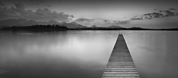 湖景黑白照片