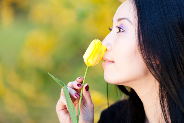 女人闻着一朵花