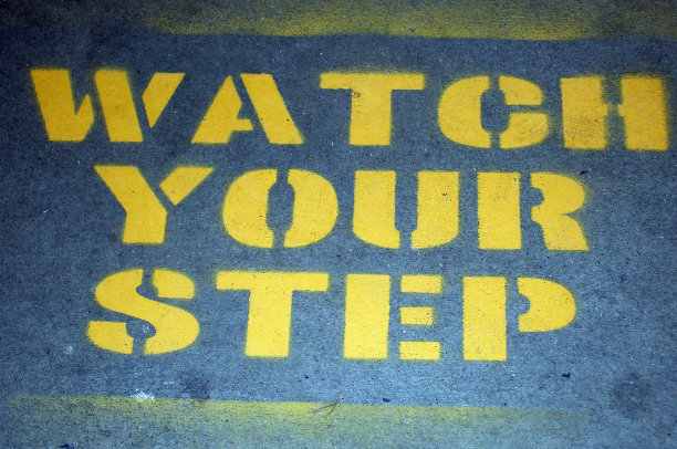 警告标识,单层台阶,楼梯