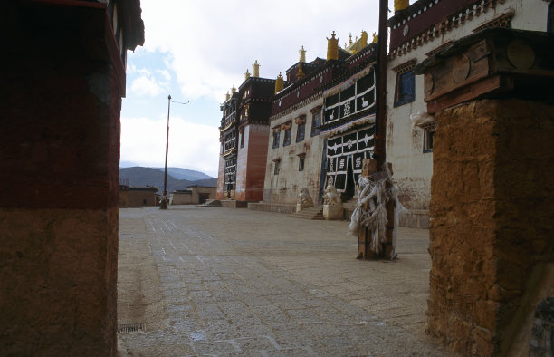 松赞林寺全景