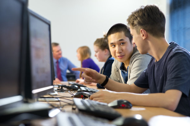 学生在电脑室上计算机课