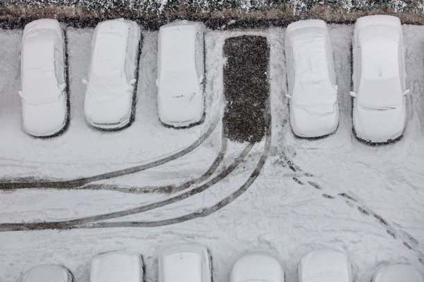 在雪中行驶