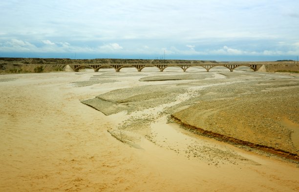 戈壁河流