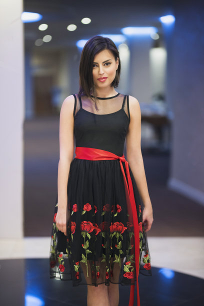 红衣图案优雅美人