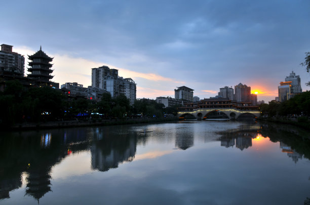 小区内的溪流