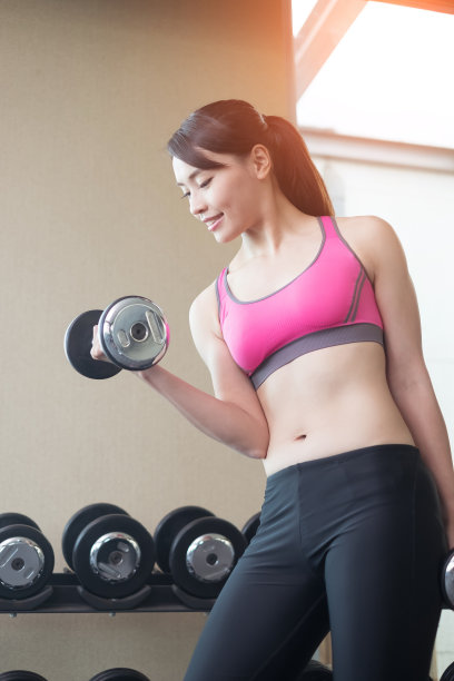 手持哑铃锻炼减肥的运动女性