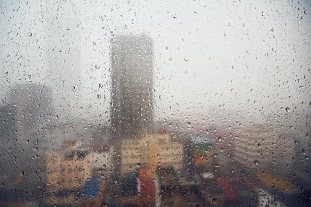 暴雨中的城市