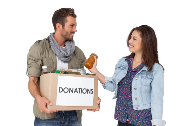 微笑的年轻夫妇携带捐赠箱
