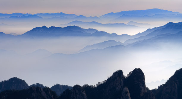 云雾中的黄山风景