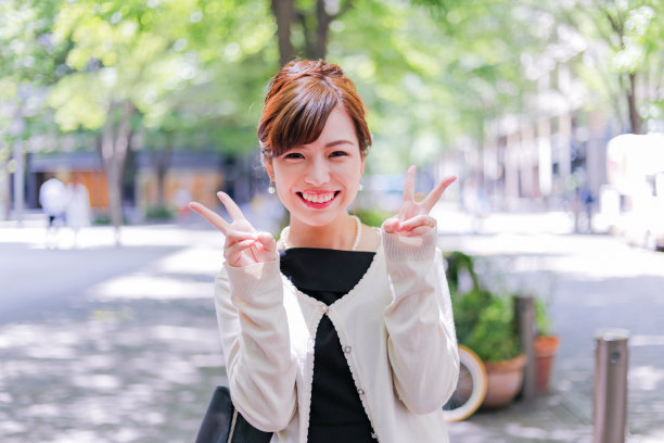 妇女侧影