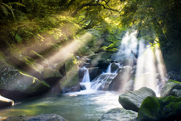 山泉河流