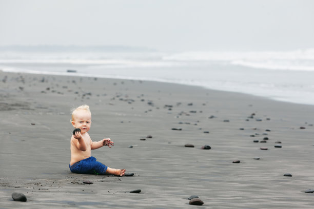 在污染的海滩上玩耍的孩子