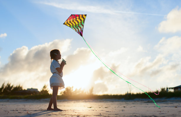 一个女孩在放风筝