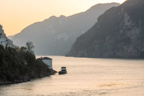 三峡大坝地貌全景图