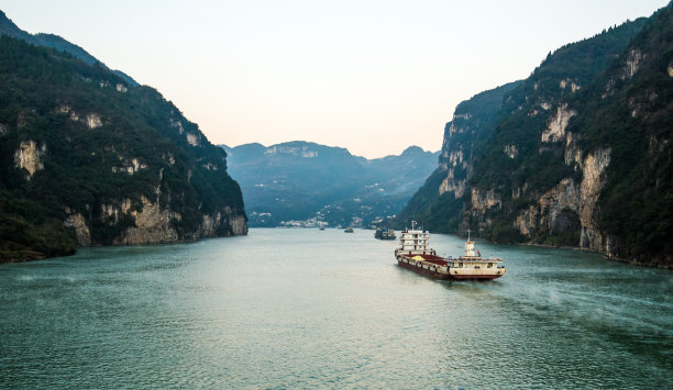 三峡大坝地貌全景图