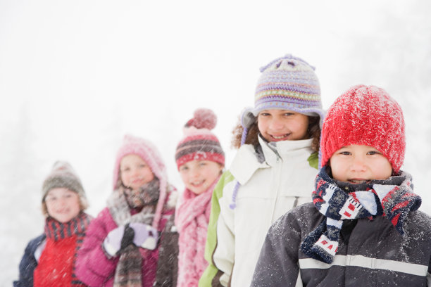 雪中的小孩