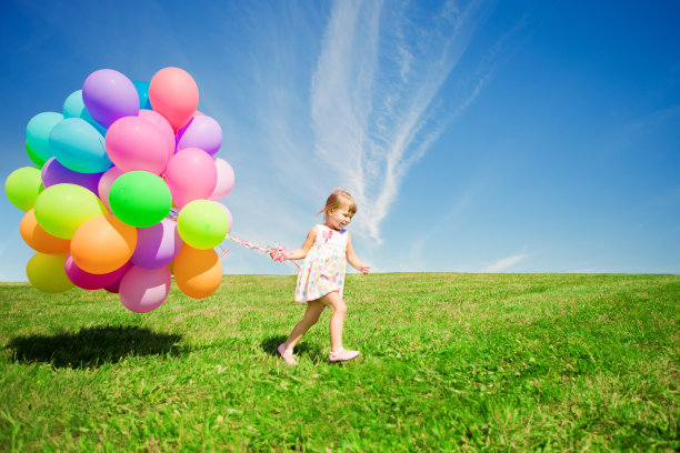 小女孩拿着气球在奔跑