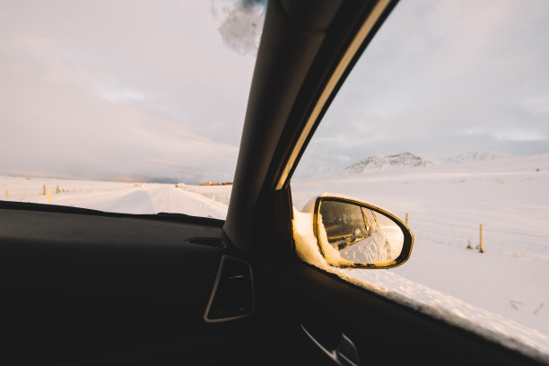 雪中汽车后视镜