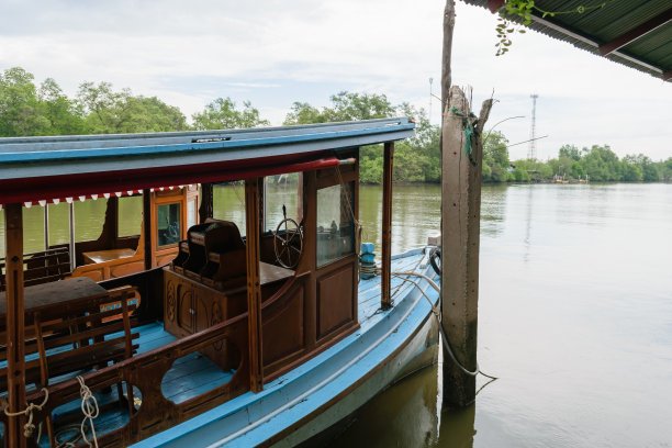 乡村河流划船