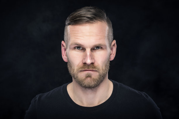 留白_络腮胡子_水平画幅图库_高清图片背景素材设计_稻壳儿会员免费