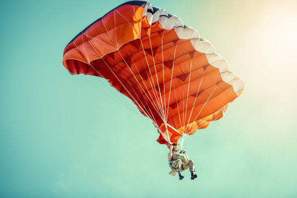 跳伞运动,一前一后,降落伞运动,伞兵,连身服,降落伞,风,水平画幅,职业运动员,责任,摄影素材,汇图网www.huitu.com