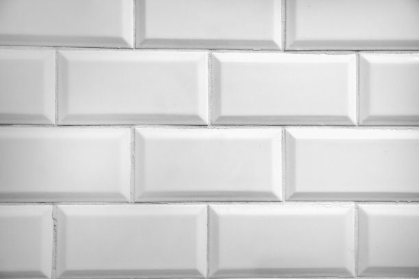 白色瓷砖墙