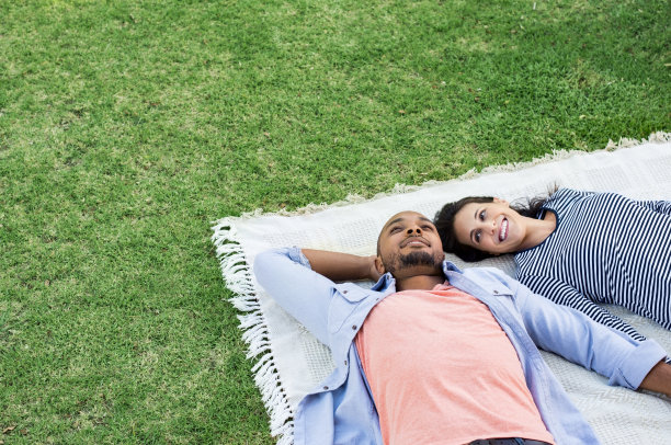 野餐垫上的幸福夫妇