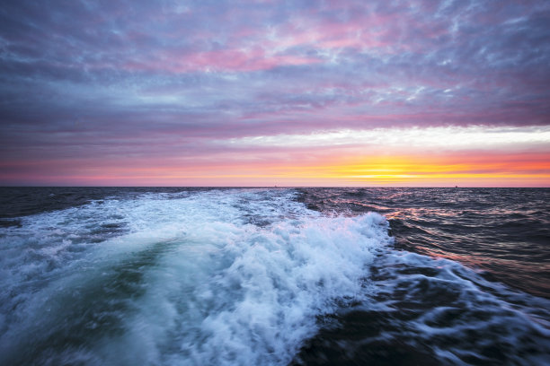 海上日出