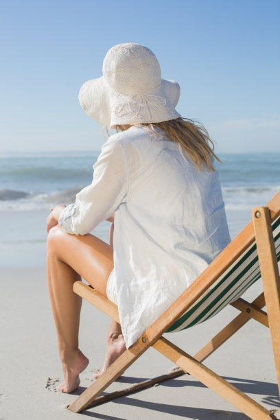 金发女郎坐在沙滩椅上