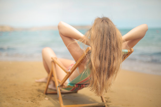 金发女郎坐在沙滩椅上