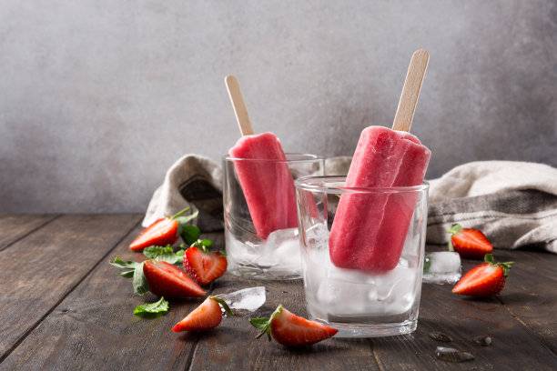 草莓诱人冰淇淋