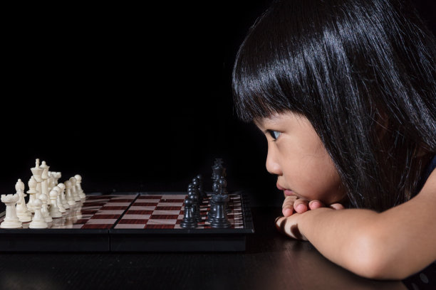 小女孩在认真的下国际象棋