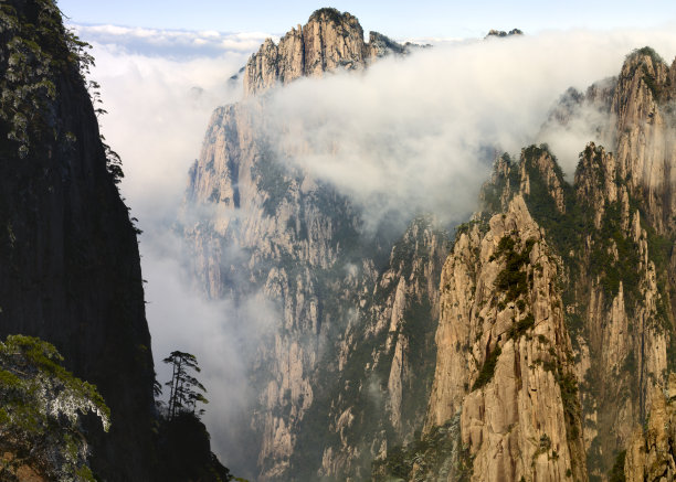 云雾中的黄山风景