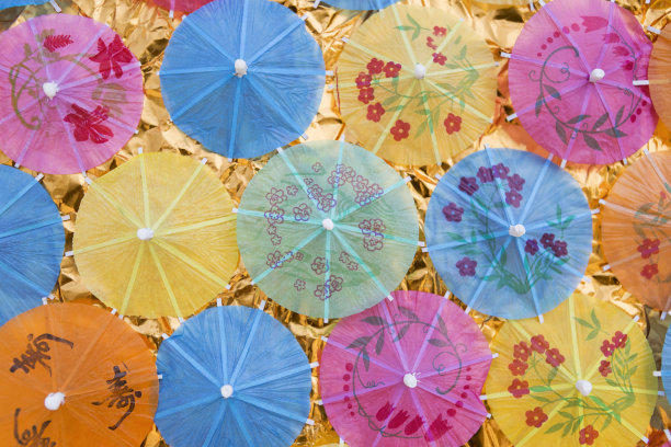 彩色油纸伞装饰背景