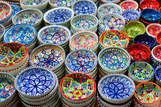 许多陶瓷碗