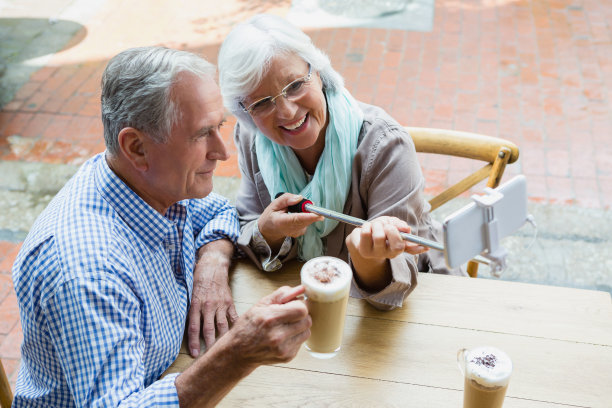 老年夫妇在咖啡厅相互交流