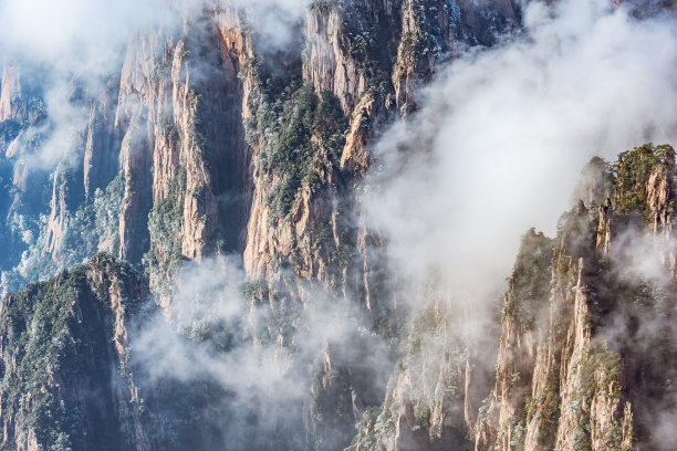 云雾中的黄山风景