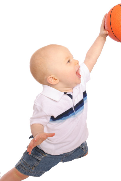 玩着篮球的婴儿