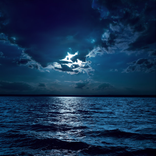 夜晚云朵中的月亮
