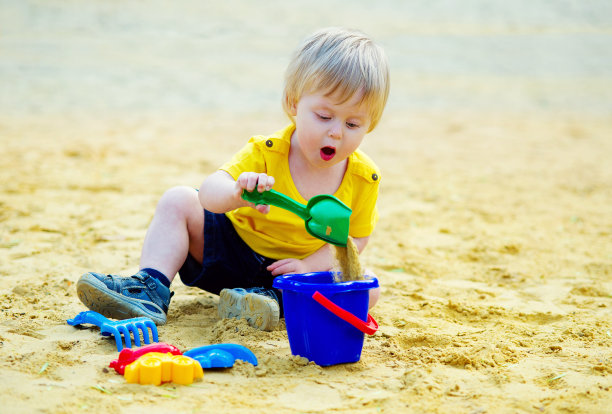儿童玩沙池